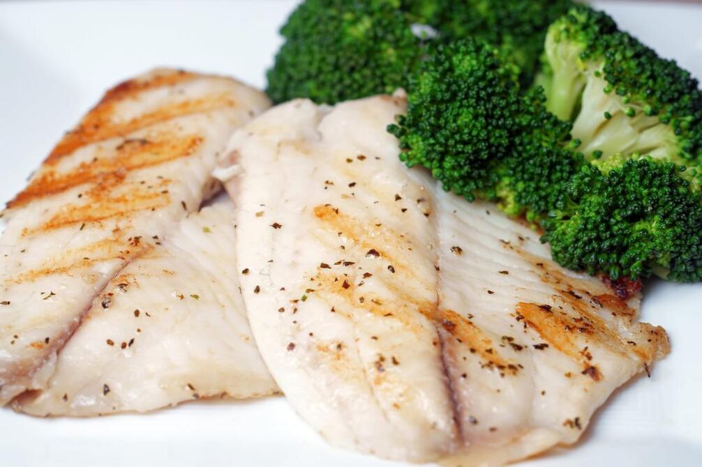 El pescado al horno o hervido es un plato abundante en el menú dietético de Osama Hamdi