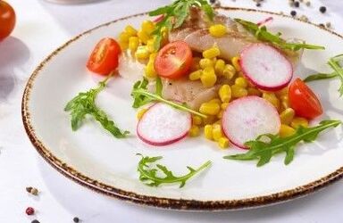 filete de bacalao con maíz - un plato de la dieta mediterránea