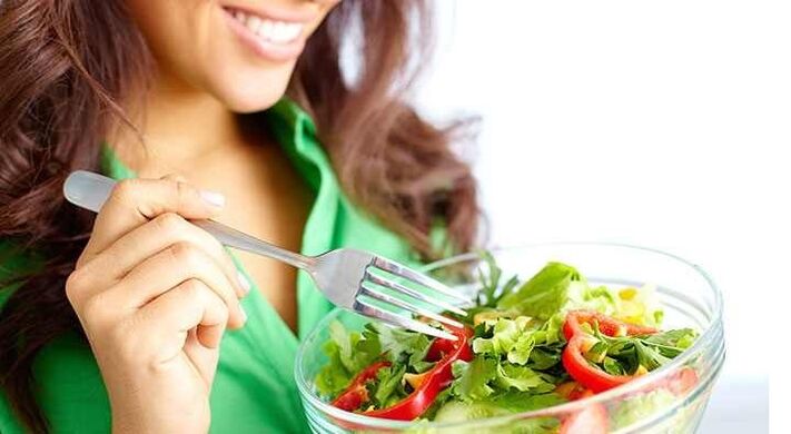 la niña come una ensalada de verduras con una dieta proteica