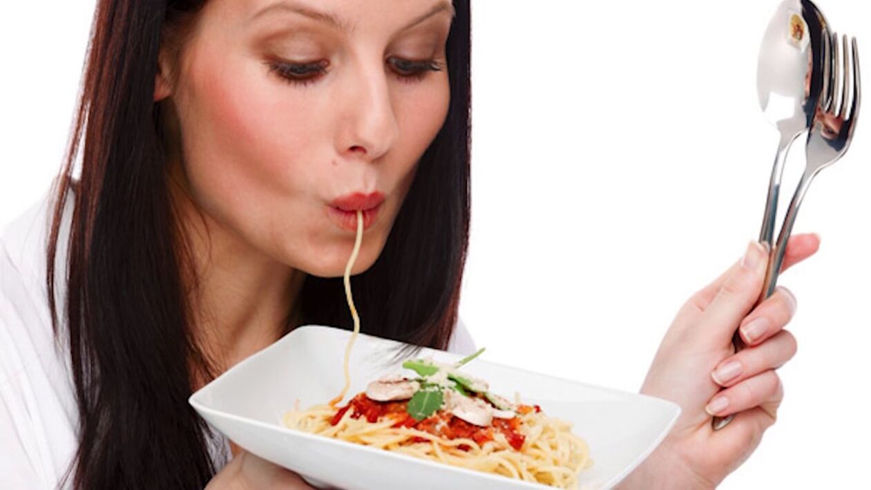 una mujer come espaguetis para adelgazar barriga